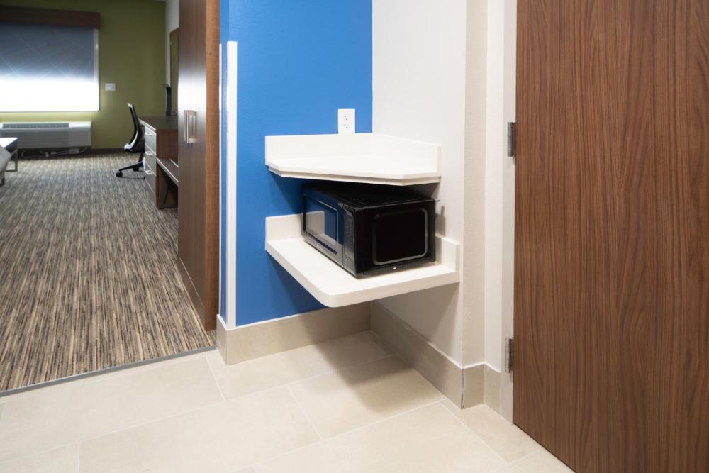 Standard Queen Room with Two Queen Beds - Communications Accessible interior