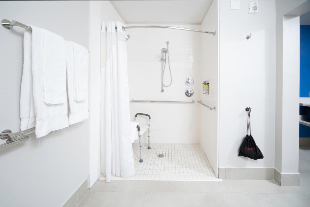 Standard King Room - Communications Accessible interior
